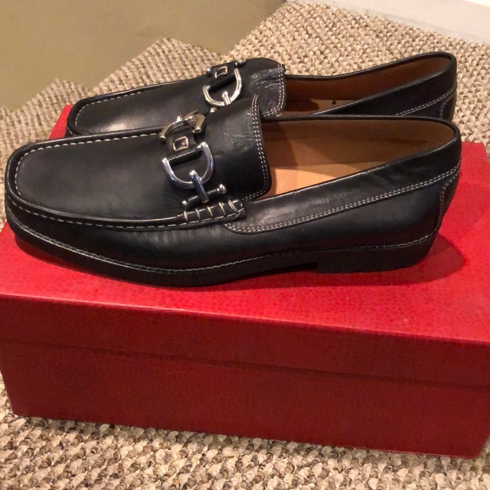 Donald Pliner brown leather loafer